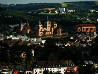 Blick vom Felsenweg auf die Trierer Altstadt mit Dom und Basilika