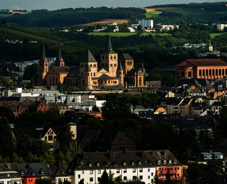 Blick vom Felsenweg auf die Trierer Altstadt mit Dom und Basilika