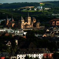 Blick vom Felsenweg auf die Trierer Altstadt mit Dom und Basilika