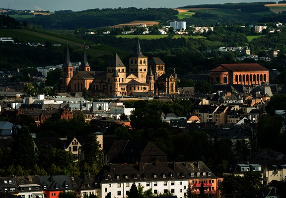 Blick vom Felsenweg auf die Trierer Altstadt mit Dom und Basilika