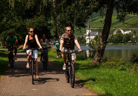 Radeln am Moselufer