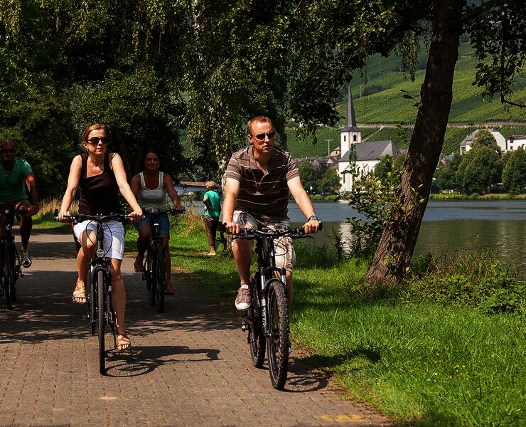 Radeln am Moselufer