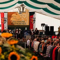 Im Festzelt während der Weinprobe