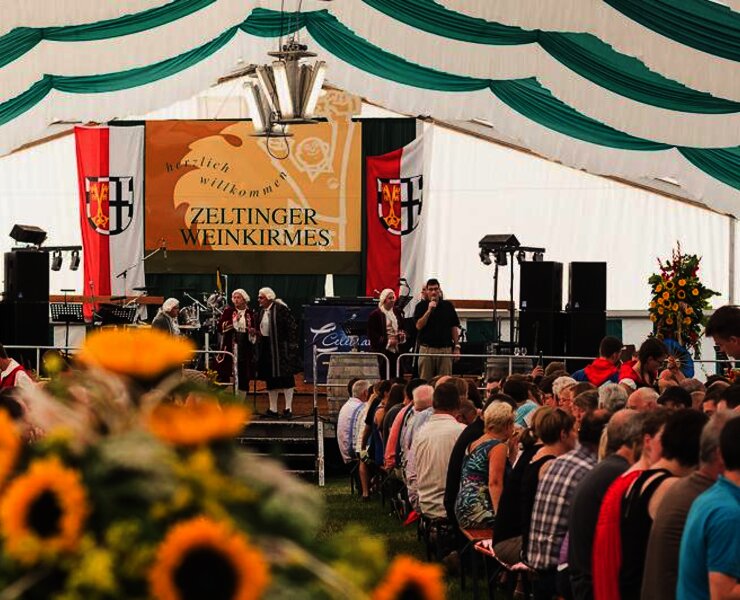 Im Festzelt während der Weinprobe