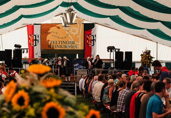 Im Festzelt während der Weinprobe