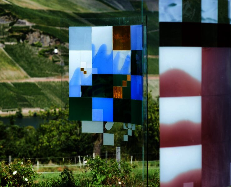 Glasskulpturen vor dem Weinberg