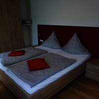 Schlafzimmer mit Badezimmer