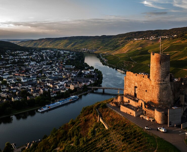 Blick auf die Burg Landshut und die Mosel bei Bernkastel-Kues