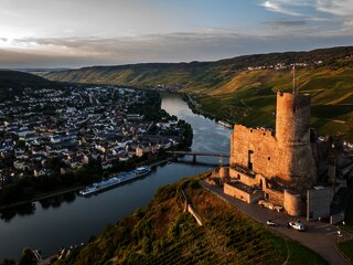 Blick auf die Burg Landshut und die Mosel bei Bernkastel-Kues