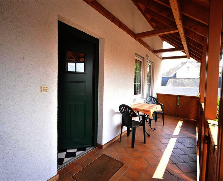 Eingang und überdachter Balkon