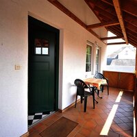 Eingang und überdachter Balkon