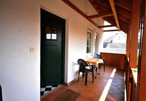 Eingang und überdachter Balkon