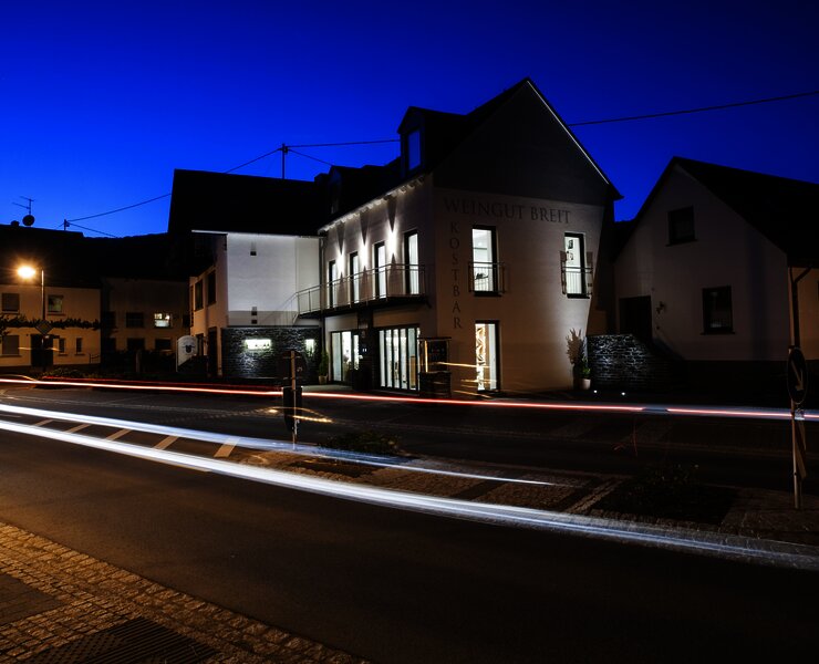 Außenansicht des Weingutes bei Nacht