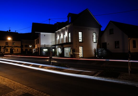 Außenansicht des Weingutes bei Nacht