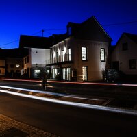 Außenansicht des Weingutes bei Nacht