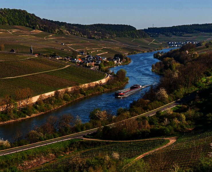 Blick von Wincheringen auf das Moseltal mit Ahn (Luxemburg)