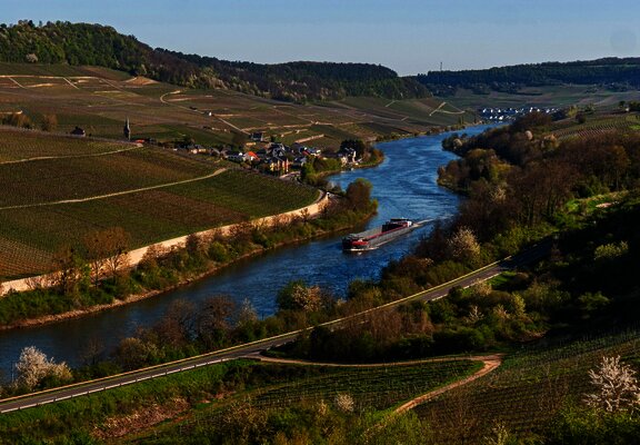 Blick von Wincheringen auf das Moseltal mit Ahn (Luxemburg)