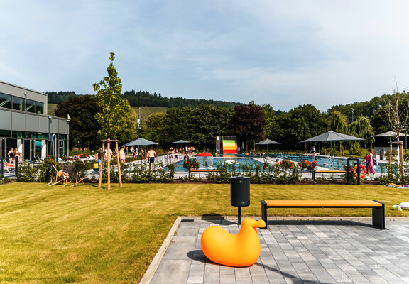 Das Bild zeigt eine Liegewiese und das Freibad des Vitelliusbads Wittlich