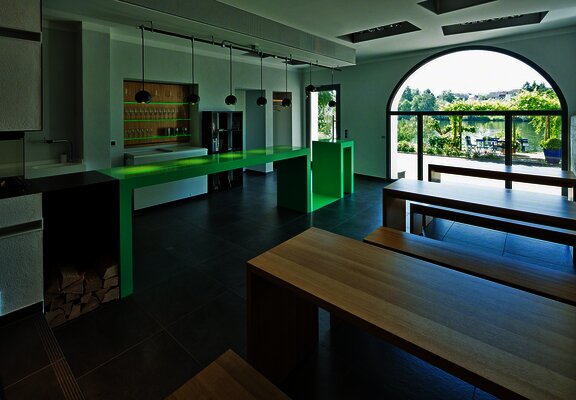 Innenansicht der Vinothek mit Blick nach außen