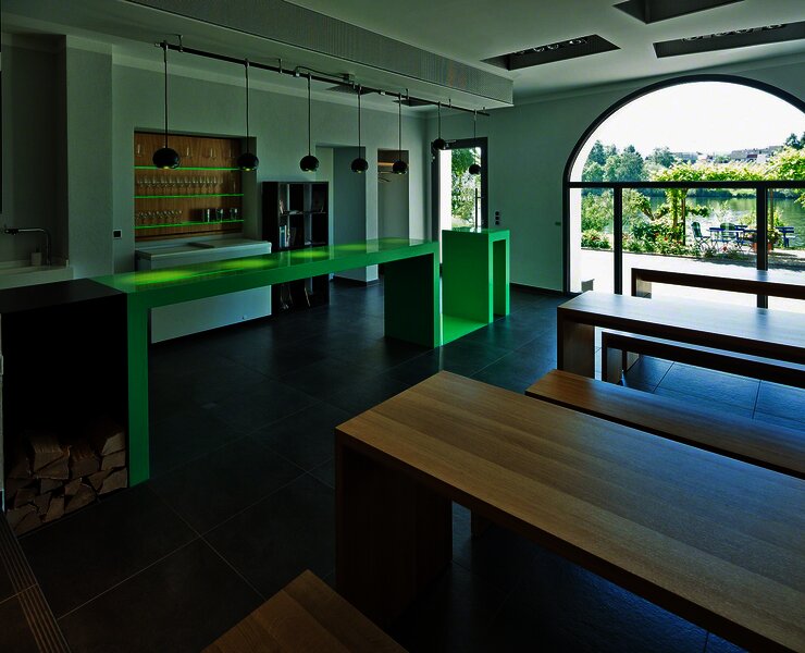 Innenansicht der Vinothek mit Blick nach außen