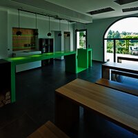 Innenansicht der Vinothek mit Blick nach außen