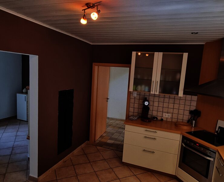 Küche mit anschließendem Essbereich