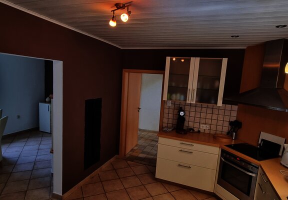 Küche mit anschließendem Essbereich