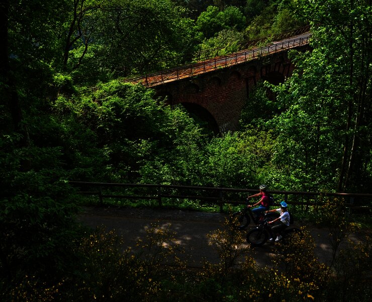 Radfahrerinnen Höhe des Wittlicher Viadukts auf dem Maare-Mosel-Radweg
