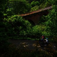 Radfahrerinnen Höhe des Wittlicher Viadukts auf dem Maare-Mosel-Radweg