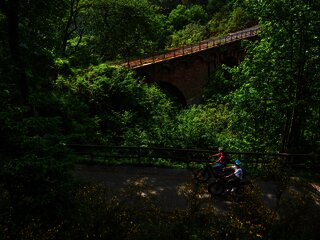 Radfahrerinnen Höhe des Wittlicher Viadukts auf dem Maare-Mosel-Radweg