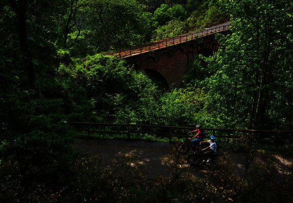 Radfahrerinnen Höhe des Wittlicher Viadukts auf dem Maare-Mosel-Radweg