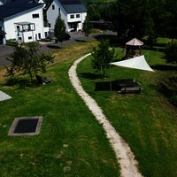 Trampolin, Tischtennis und Sitzgmöglichkeiten