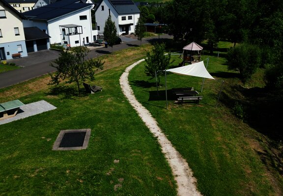 Trampolin, Tischtennis und Sitzgmöglichkeiten