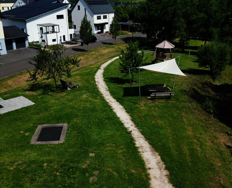 Trampolin, Tischtennis und Sitzgmöglichkeiten