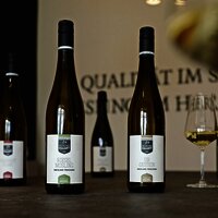 Flaschenfotos mit Spruck im Hintergrund