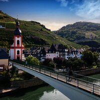 Mosel - Zell - Fußgängerbrücke - Wandern - Kirche - Zeller Schwarze Katz