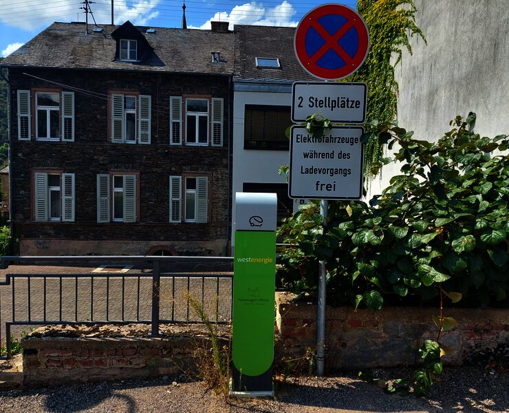 Neum_Dhron_E_Ladestation_Autos