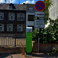 Neum_Dhron_E_Ladestation_Autos