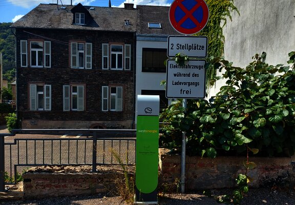 Neum_Dhron_E_Ladestation_Autos