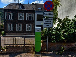 Neum_Dhron_E_Ladestation_Autos