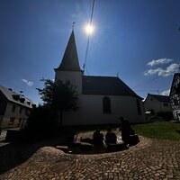 Goldgräberbrunnen und evangelische Kirche