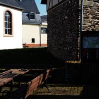 Wandertafel und Rastmöglichkeit am Goldbrunnen in Andel