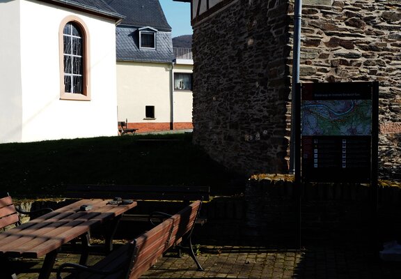 Wandertafel und Rastmöglichkeit am Goldbrunnen in Andel