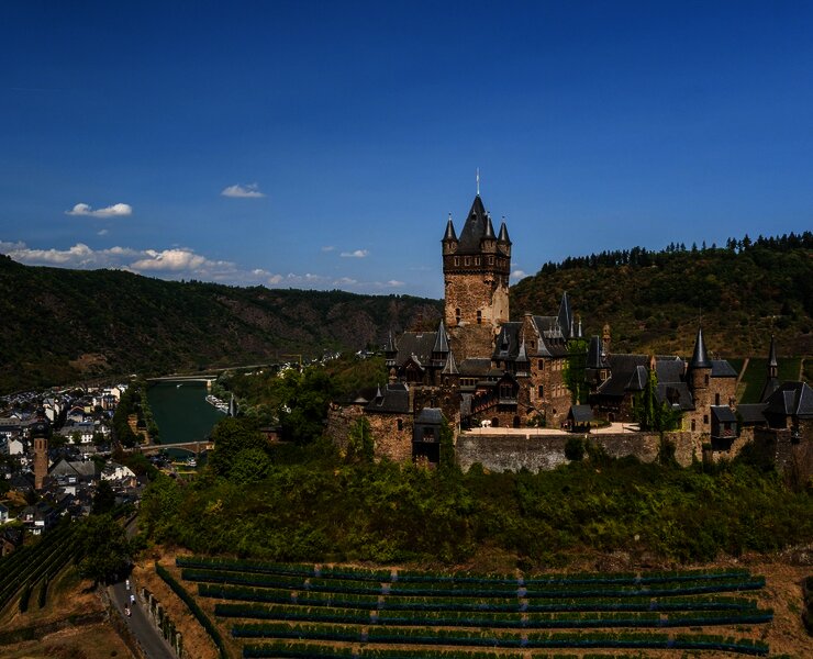 Die Reichsburg Cochem mit Mosel im Hintergrund