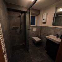 Modernes Badezimmer mit Glasdusche