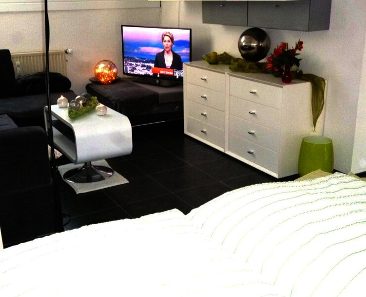 ein-blick-vom-bett-auf-den-wohnraum