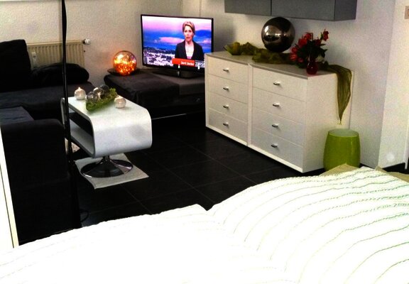 ein-blick-vom-bett-auf-den-wohnraum