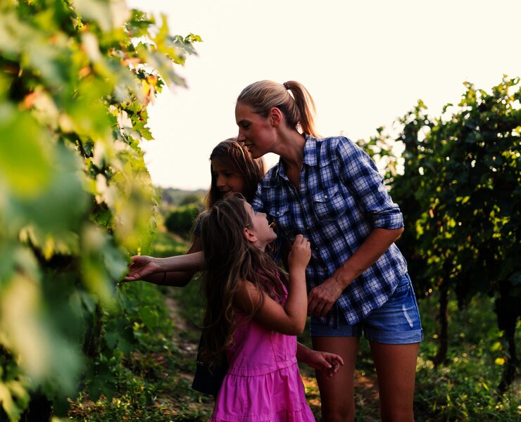 Familie im Weinberg