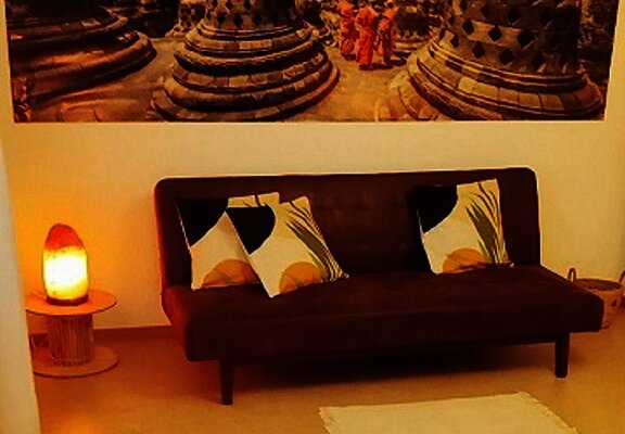 Schlafzimmer mit Schlafsofa und 180er Bett