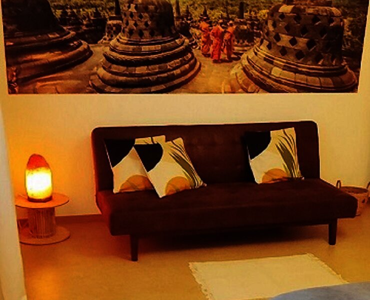 Schlafzimmer mit Schlafsofa und 180er Bett